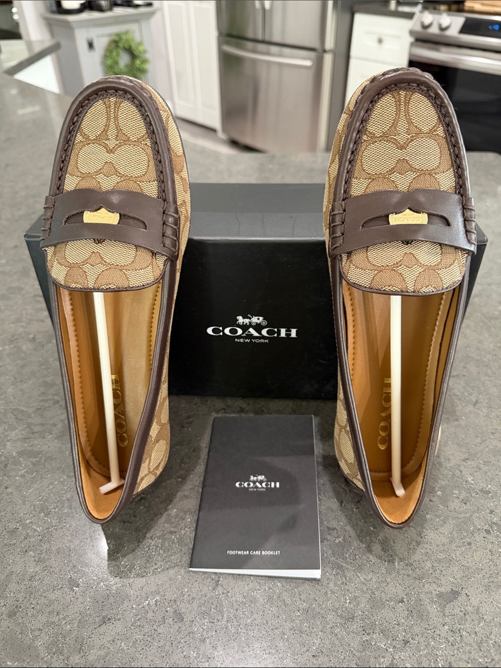COACH Women’s Q8786 khaki/Chestnut Signature Canvas Penny Loafers 9M New